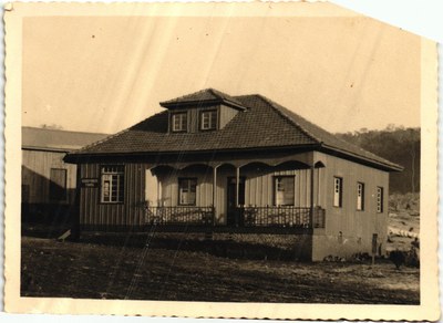 Vista parcial da vila Tunas - Casa de Albino Frantz e aos fundos a Igreja recém construída - 1954
